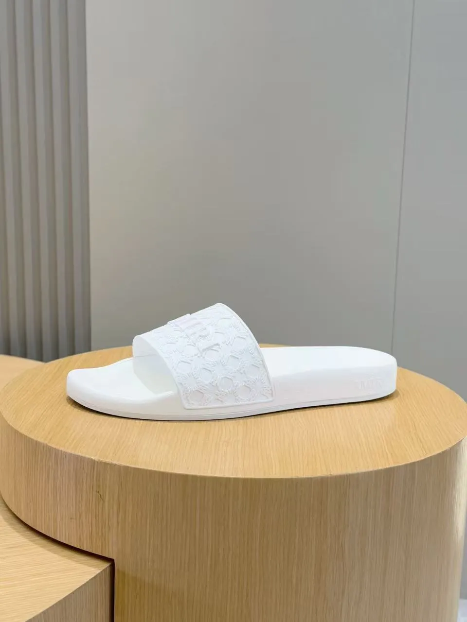 [AMIRI* Emil] P: 300💰 Size: 39-45 Official website new original 1:1 AMIRI* Emil classic men's slippers, high-end boutique, original material, TPU upper, foam bottom, fine workmanship, casual, loose and comfortable, a must-have in summer.